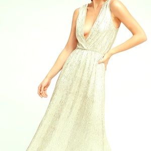 ⭐️Lulu’s “All That Shimmers Is Gold” Maxi Dress⭐️